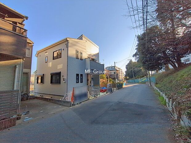 〜Exterior〜 前面道路:南 5.47m 公道 前面道路は閑静な住宅地をはしる車通りの少ない道路。駐車の出し入れもらくらくです!ご不明点・現地見学のご希望は、お気軽にお問い合わせください!