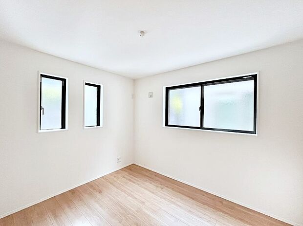 ~Bed Room~ 2面採光を確保した明るい室内は、風通しも良く、大変居心地の良い空間となっております。爽やかな風を感じて起きる朝は、快適生活の始まりに!日当たりや通風がとても良い住まい♪