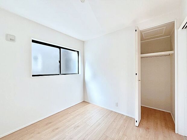 ~Bed Room~ 部屋数が多いのが戸建てのメリットです。ご家族が増えたことで手狭に感じていた住まいも戸建てでは各居室プライバシーを保つことができます。住まいにゆとりが生まれ心もリラックスできます♪