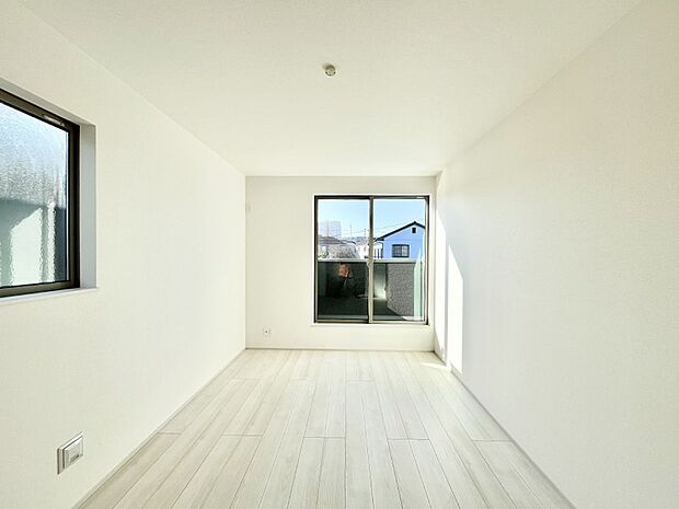 ◆A号棟◆〜Bed Room〜　2面採光を確保した明るい室内は、風通しも良く、大変居心地の良い空間となっております。爽やかな風を感じて起きる朝は、快適生活の始まりに！日当たりや通風がとても良い住まい♪