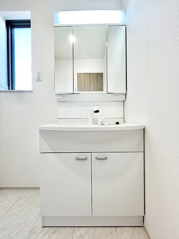 ◆A号棟◆〜Dressing Room〜　暗くなりがちな洗面所も窓があると採光と換気が可能なので気持ちよくお使い頂けます。三面鏡タイプの洗面台は鏡裏収納で散らかりがちな洗面所もスッキリ♪