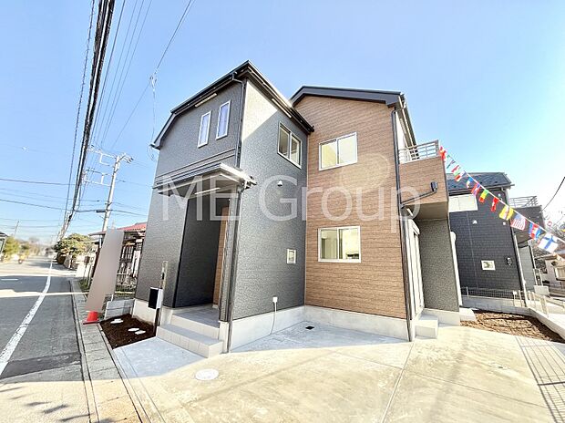 ◆A号棟◆〜Exterior〜　堂々たる趣ながら、主張し過ぎずどこか余裕を感じさせるシャープなフォルムで佇む邸宅は、晴天の空と照らし合わせる事で、本来あるべき完成形の姿を見せてくれます。