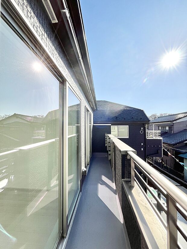 ◆A号棟◆〜Balcony〜  バルコニーは温かい陽がさしこみ、お布団や洗濯物を気持ちよく干すことができます。  使いやすく開放的なバルコニーです♪陽ざしがたっぷり降り注ぐ、バルコニー付き住まい。  