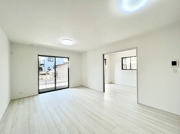 ◆A号棟◆〜Living〜　飽きの来ないシンプルでおしゃれなLDK。大きな窓から日差しが差し込むので室内も明るく、家族の憩いの場としてピッタリです。開放感と日当たりの良さを是非ご覧ください！