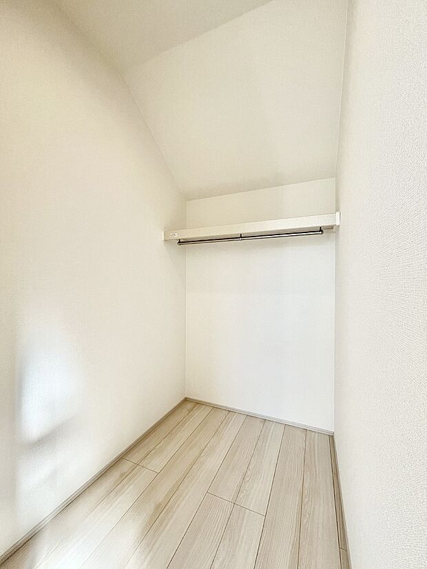 ◆A号棟◆〜Walk-in Closet〜　たくさんの洋服をかけてもシワになりにくいウォークインクローゼット。洋服以外にも、普段使わない家電やスーツケース、ストック品など何でも片付く嬉しい空間です。