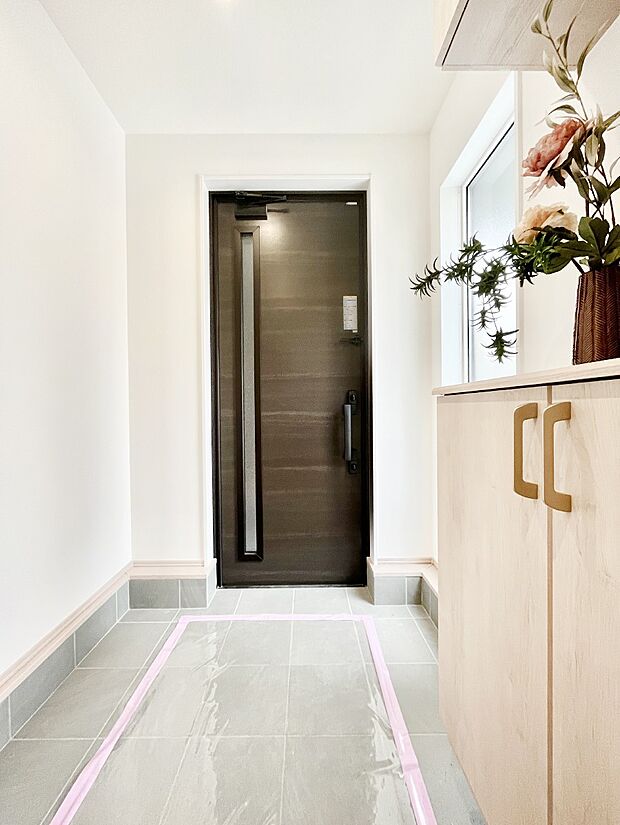 明るい陽光が入り込む玄関。ご家族の靴もスッキリ収納できる玄関収納付き！