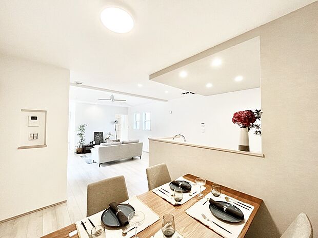 自然光が取り込まれ、家族団らんの場所を明るく演出