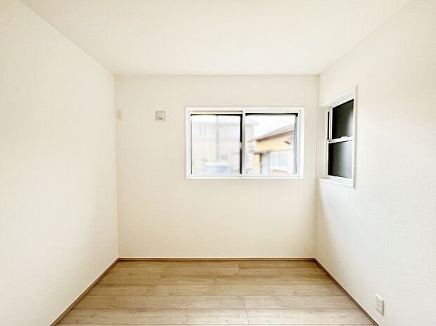 2面採光の洋室。窓から入り込む陽光がお部屋全体を優しく包み込みます