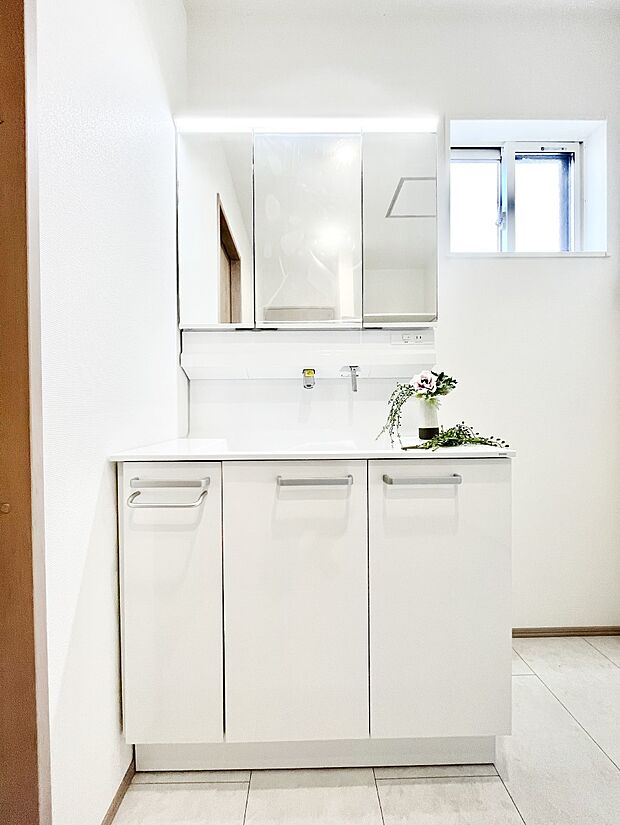 スタイリングに便利な三面鏡、ミラーキャビネットで細かい物スッキリ