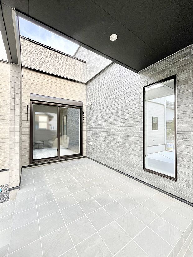 リビングに繋がるロジアは中庭としても！