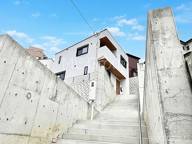 洗練された外観、上質な住空間が広がる室内は永く安心して過ごせる住居です。