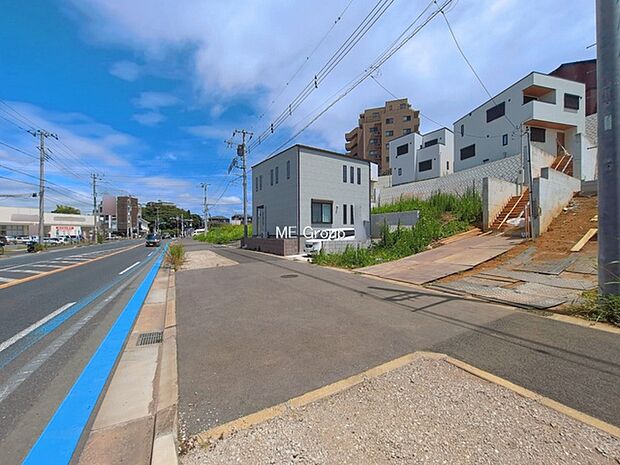 ～Exterior～　前面道路：西 18.7m 公道　前面道路は閑静な住宅地をはしる車通りの少ない道路。駐車の出し入れもらくらくです！ご不明点・現地見学のご希望は、お気軽にお問い合わせください！