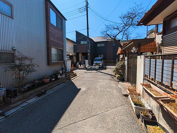 ~Exterior~ 前面道路:北東 4m 私道 前面道路は閑静な住宅地をはしる車通りの少ない道路。駐車の出し入れもらくらくです!ご不明点・現地見学のご希望は、お気軽にお問い合わせください!