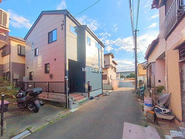 〜Exterior〜　前面道路：西 4m 私道　前面道路は閑静な住宅地をはしる車通りの少ない道路。駐車の出し入れもらくらくです！ご不明点・現地見学のご希望は、お気軽にお問い合わせください！