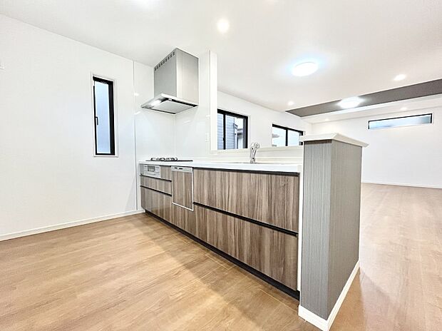 〜Kitchen〜 「さぁ今日は何を作ろう」こんなキッチンなら思いっきり料理ができちゃいます。キッチンからはリビングが一望できます。家族がつながるお家がここにございます。