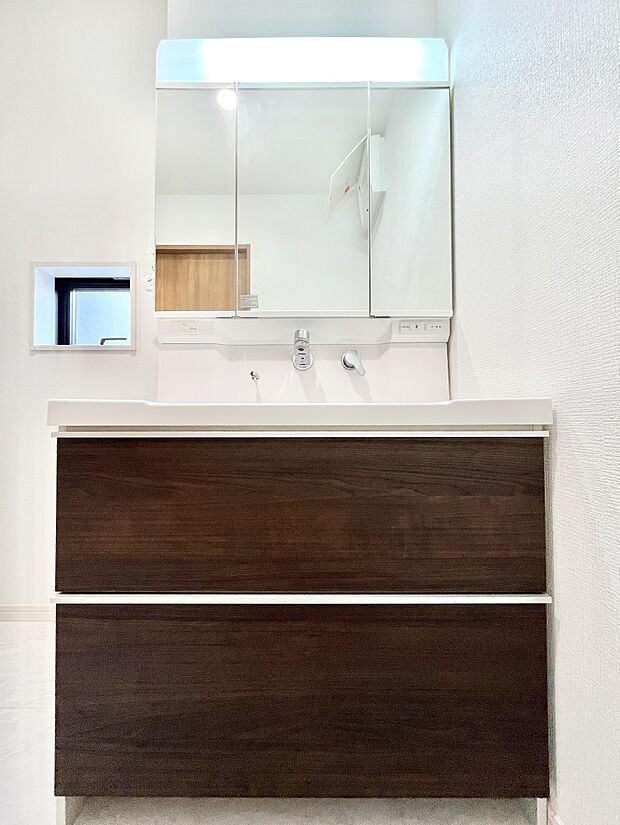 〜Dressing Room〜 十分な大きさの洗面台は収納もさる事ながら、身だしなみチェックや歯磨きなど、朝の慌ただしい時間でもホテルライクなスペースで余裕とゆとりを感じて頂けます。