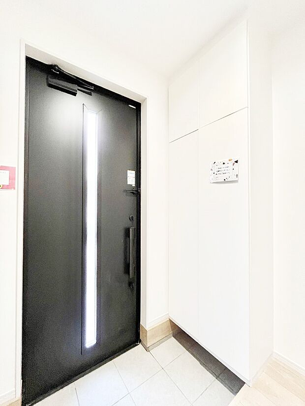～Entrance～　家の中でお客様を迎える最初の場所である玄関は、家の印象そのものです！豊富な玄関収納で、常に綺麗に保つことが出来ます♪玄関にはたっぷり収納の下駄箱を完備！