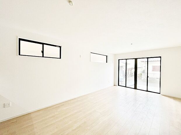 ~Living~ 飽きの来ないシンプルでおしゃれなLDK。大きな窓から日差しが差し込むので室内も明るく、家族の憩いの場としてピッタリです。開放感と日当たりの良さを是非ご覧ください!