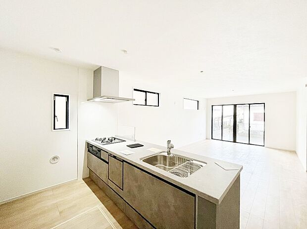 ~Kitchen~ リビングが見渡せるカウンターキッチン。 料理をしながら家族とコミュニケーションをとれるだけでなく、大きな開放感も得ることができます。 お子様の成長も感じることができますね!