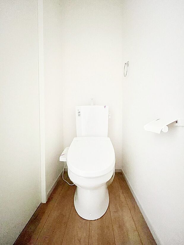 ～Toilet～　綺麗・スッキリ・快適なウォシュレット付トイレでくつろげる空間です。トイレは毎日使わざるを得ないもの。いつも清潔を保ちたいですね。トイレが2ヶ所あるので朝の混雑時に便利です！