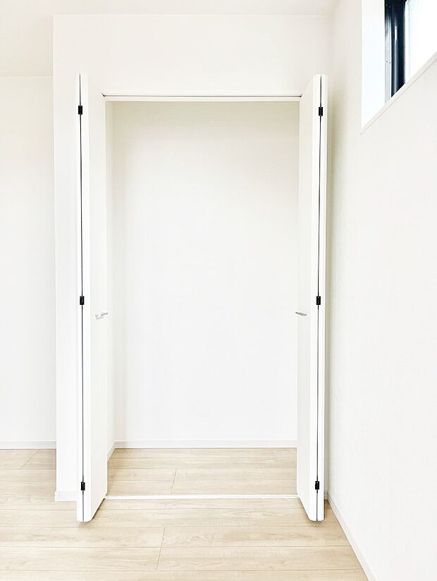 ~Closet~ 壁面クローゼットがあればタンスを置く必要がなく、出っ張りのないスッキリ空間を維持できます。限られたスペースを有効に活用できそう。季節の衣類や趣味の品などたっぷり収納出来ますね♪