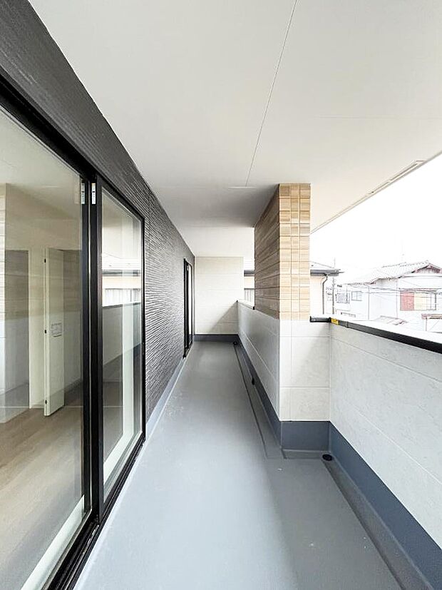 ~Balcony~ 南向きのバルコニーの前には雲以外に太陽を遮るものがありません。お洗濯物も乾きやすく、何より明るく気持ちのいい光が入ってきます。使いやすく開放的なバルコニーです♪