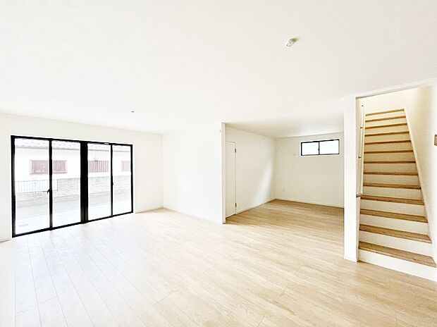 ~Living~ リビングに階段のある間取りです♪家族のコミュニケーションがスムーズに取れますね♪ゆとりある暮らしと心地よい住環境が紡ぐ贅沢な時間をご家族みんなでお過ごし下さい。