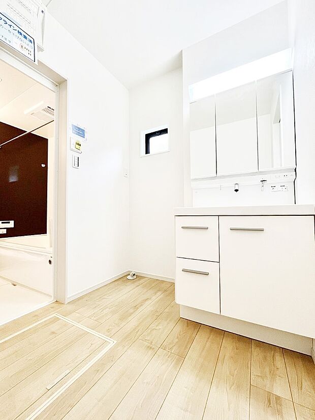 ~Dressing Room~ 清潔感溢れる色合いで統一されていると、スッキリと整った印象をうけます。 鏡の裏にはたっぷりと収納スペースを標準装備! 水廻りは、シンプルかつ機能性を重視して。