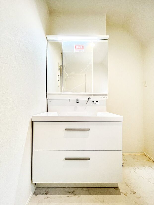 収納力と機能性に優れた洗面化粧台