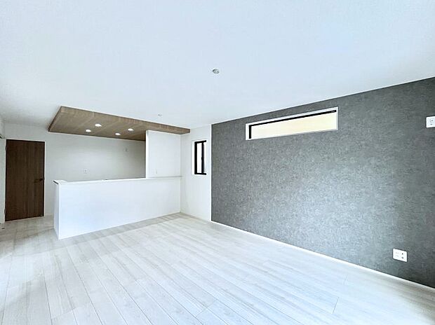 アクセントクロスがお洒落なダイニング。家族でのんびりくつろげる広々スペース。