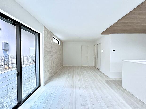 大きな窓からたっぷりの陽光と風を感じられるリビング