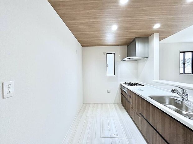 爽やかな風が通り抜けるキッチン。窓があるので明るく換気にも役立ちます。