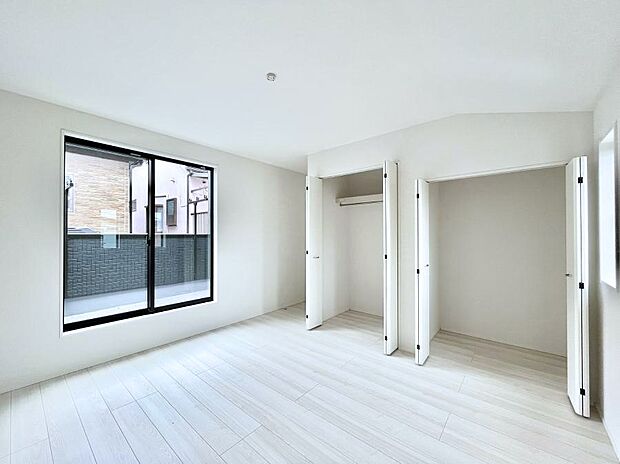 明るいバルコニーサイドに洋室を設置。目覚めの良い寝室に。