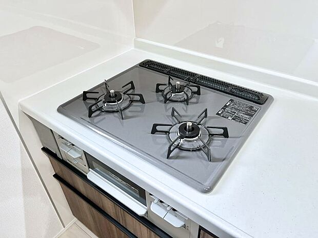 ガスコンロはSiセンサー搭載。火力調節や焦げ付き・消し忘れも防いでくれます。