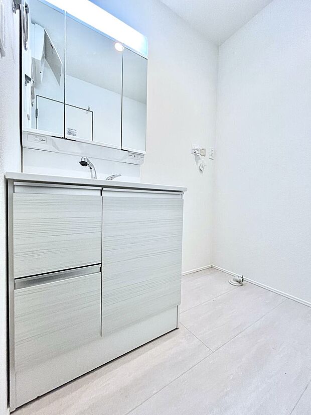 清潔感ある洗面化粧室で朝の身支度も快適