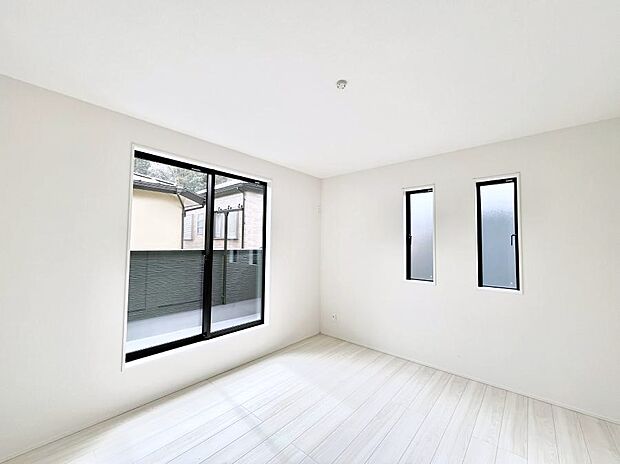 バルコニーが開放感をプラスしてくれる洋室