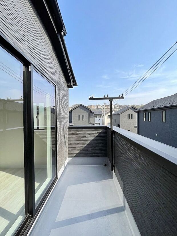 暖かな陽光が降り注ぐバルコニーはお洗濯におすすめ。爽やかな風も心地よいです。