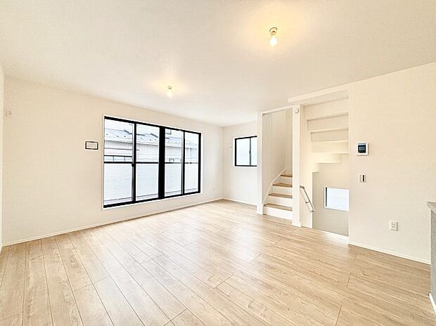 〜Living〜 日当たりのいい2階リビングはプライベート性も高く、落ち着いて暮らせます。ゆとりある暮らしと心地よい住環境が紡ぐ贅沢な時間をご家族みんなでお過ごし下さい。