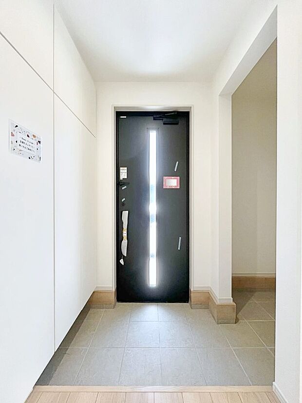 ~Entrance~ 玄関は家の顔といわれますが我が家のセンスをさりげなく感じさせる魅力ある玄関造りも楽しみの一つ。帰宅する度に家族がほっとできる心地よい空間造りも大切ですね♪
