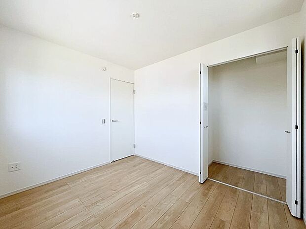 ~Bed Room~ 部屋数が多いのが戸建てのメリットです。ご家族が増えたことで手狭に感じていた住まいも戸建てでは各居室プライバシーを保つことができます。住まいにゆとりが生まれ心もリラックスできます♪