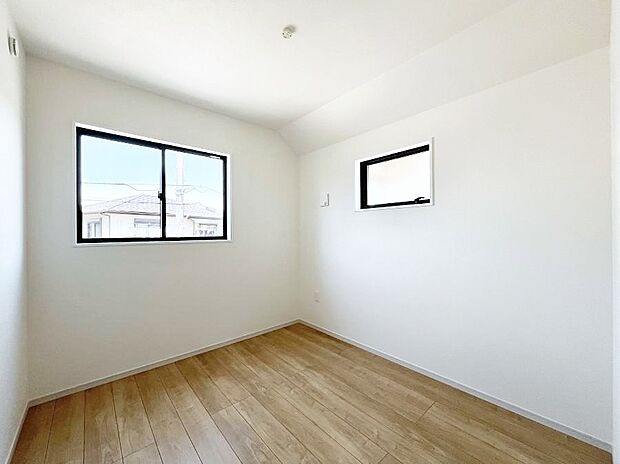 ~Bed Room~ 子供部屋はお子様にとって大変重な役割があります。子供一人で過ごす空間を与えることで、宿題や勉強時間も自然と増えまた自ら部屋の片付けや掃除なども促すことに繋がります。
