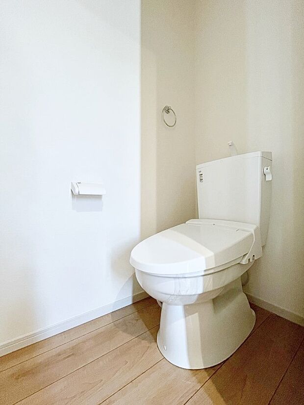 ~Toilet~ 綺麗・スッキリ・快適なウォシュレット付トイレでくつろげる空間です。トイレは毎日使わざるを得ないもの。いつも清潔を保ちたいですね。トイレが2ヶ所あるので朝の混雑時に便利です!