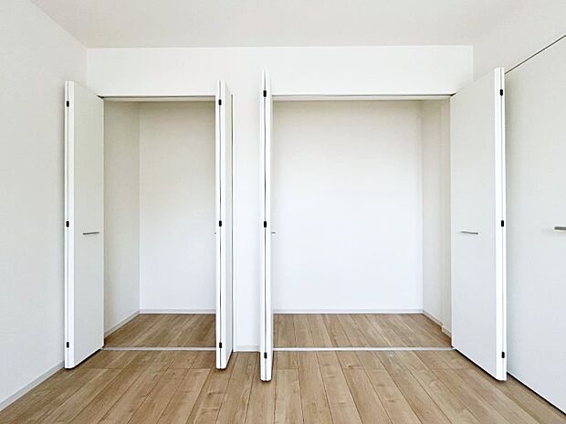 ~Closet~ 壁面クローゼットがあればタンスを置く必要がなく、出っ張りのないスッキリ空間を維持できます。限られたスペースを有効に活用できそう。季節の衣類や趣味の品などたっぷり収納出来ますね♪