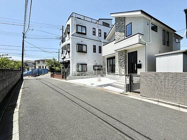 ～Exterior～　前面道路は閑静な住宅地をはしる車通りの少ない道路。駐車の出し入れもらくらくです！ご不明点・現地見学のご希望は、お気軽にお問い合わせください！