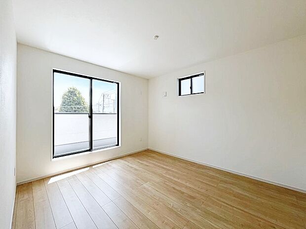 ~Bed Room~ バルコニーからの採光で朝もスッキリ目が覚めそうですね!穏やかな光が差し込む室内には、穏やかな時間が流れます。休日には、落ち着いた空間で自分の趣味を楽しむのはいかがですか。