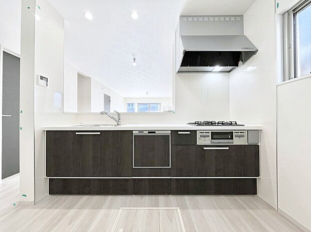 ◆1号棟◆～Kitchen～　会話が弾むリビング、料理が愉しくなるキッチン。家は、ただ生活する場ではなく、暮らしを愉しく、快適にする場所。笑顔の毎日、安らぎの日々のために、最新の設備・仕様を採用。