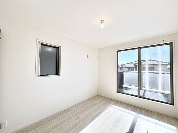 ◆1号棟◆~Bed Room~ マンションと違い部屋数が多いのが戸建てのメリットです。ご家族が増えたことで手狭に感じていた住まいも戸建てでは各居室プライバシーを保つことができます。