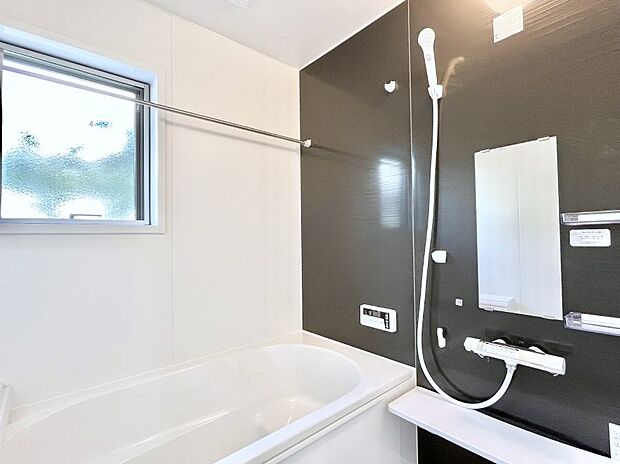 ◆1号棟◆~Bath Room~ 窓付きのバスルームは、採光もあり明るく気持ちの良い空間です。窓があることで、換気環境も良好。ゆったり寛げるバスルームで、毎日のバスタイムが楽しみになりそうです。
