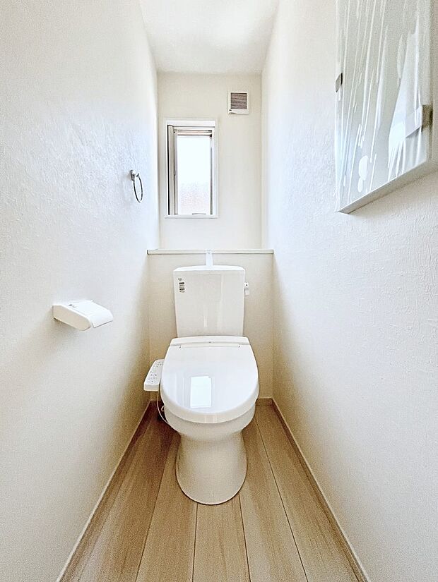 ◆1号棟◆~Toilet~ 清潔感のある水回り♪トイレはウォシュレット付きです◎トイレは毎日使わざるを得ないもの。いつも清潔を保ちたいですね。トイレが2ヶ所あるので朝の混雑時に便利です!