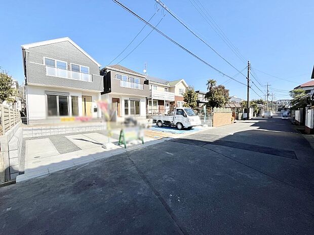 ~Exterior~ 前面道路は閑静な住宅地をはしる車通りの少ない道路。駐車の出し入れもらくらくです!ご不明点・現地見学のご希望は、お気軽にお問い合わせください!